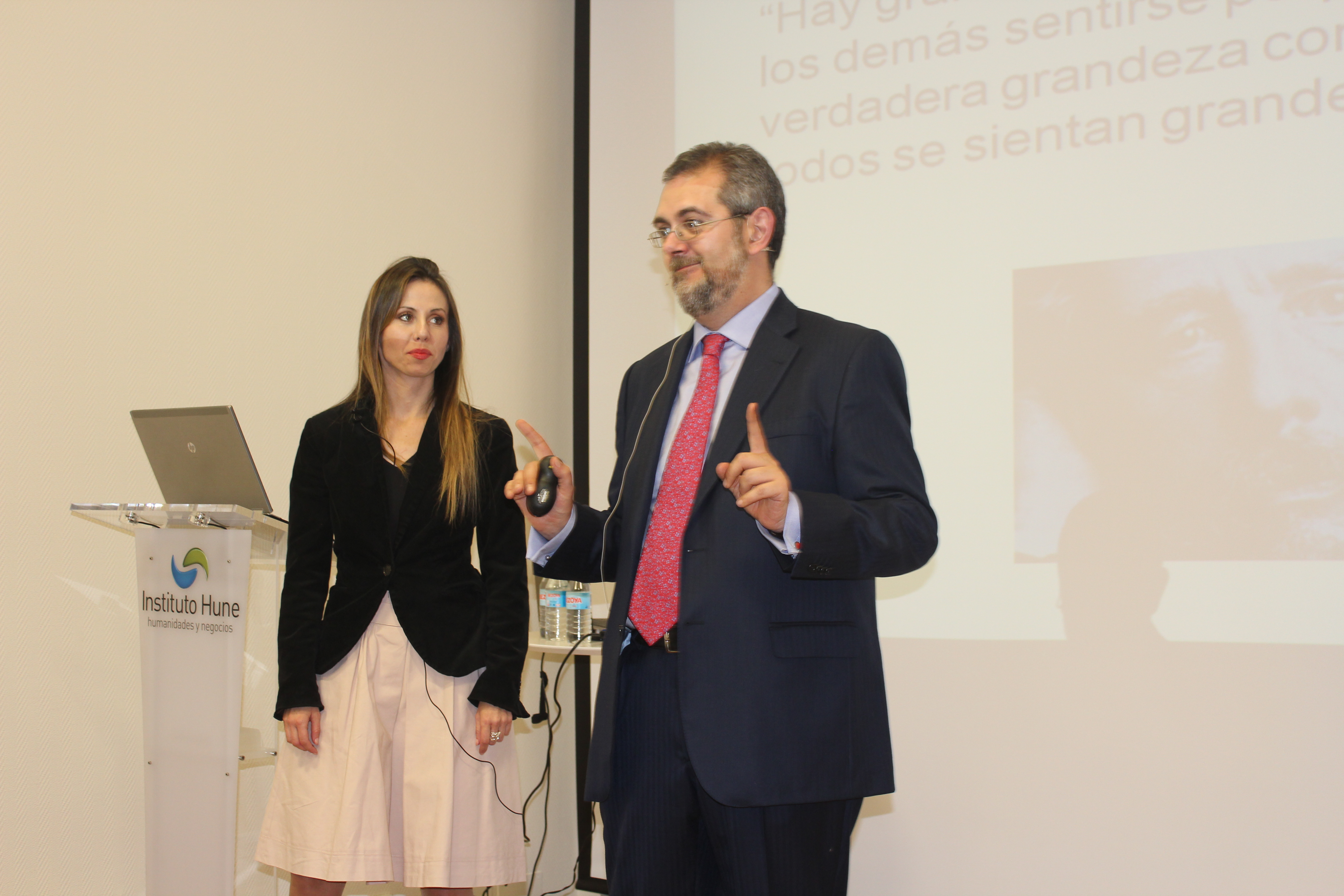 Los ponentes Francisco Misiego y Alexia de la Morena en el evento sobre Neuroliderazgo, Neuromotivación y Neuroeconomía.