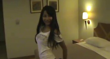 chịch chị hàng xóm Coquette trải sex vung trom dài trên vòi nước và được kiêm.