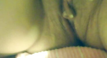 sex thủ dâm cực bạo Curly phim sex đam mỹ Mulatto rơi vào miệng của vòi nước và hút.